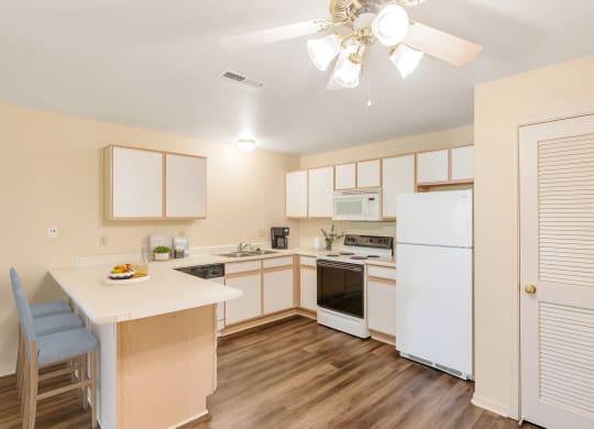 the preserve at ballantyne commons apartment kitchen and dining area