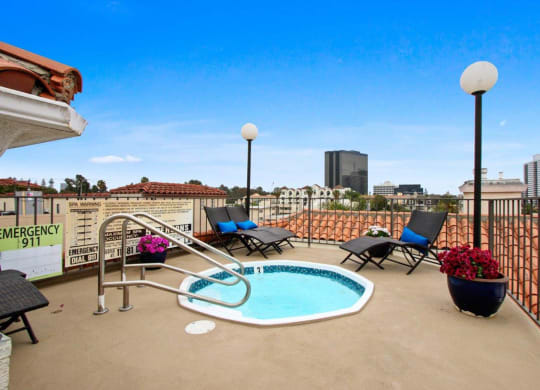 Hot tub at Darlington Apartments, Los Angeles