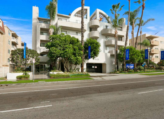 Exterior at Palm Royale Apartments, Los Angeles