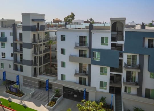 Exterior View at The Plaza Apartments, Los Angeles