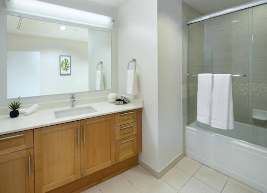 Bathroom With Bathtub at Wilshire Margot, Los Angeles, CA 