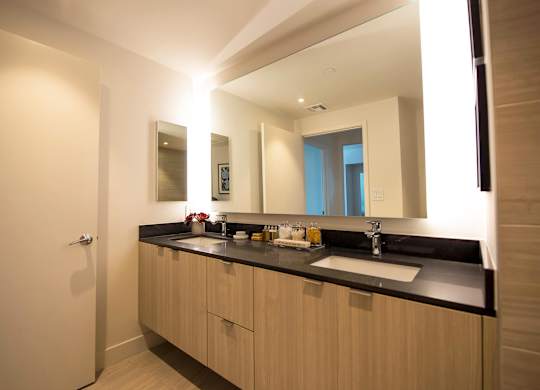 Luxurious Bathroom at Wilshire Margot, Los Angeles 