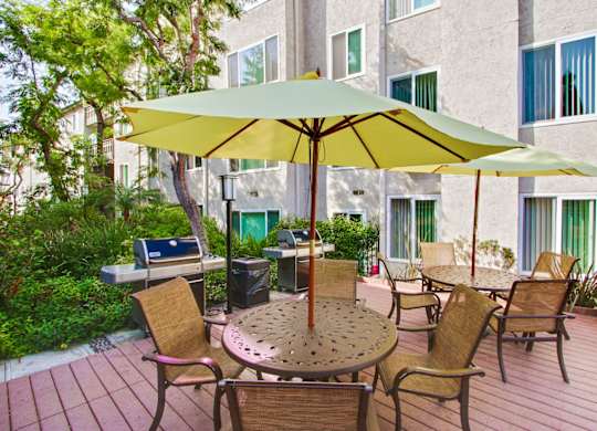 Barbeque and picnic area in Woodcliff Luxury Apartment Rentals Near UCLA
