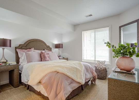 Bedroom at Heather Ridge Apartments, Westland, MI, 48185