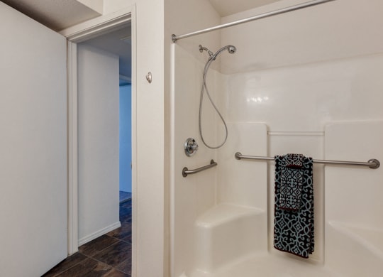 DiscoveryPoint_Photo_Shower