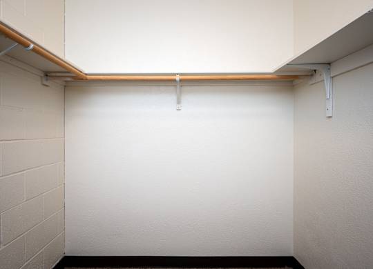 an empty room with a white wall and a ceiling light
