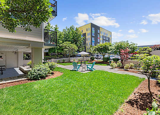 Green grassy area with a patio table and chairs at King Arthurs Court, Seattle, Washington