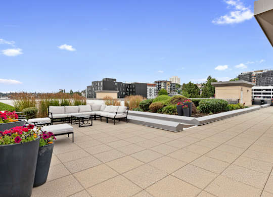Rooftop Lounge for Residents with couches and tables at Villaggio Apartment Homes, WA 98402