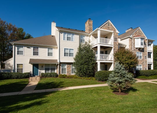 Exterior View of Property with Architectural Details at Saratoga Square, Virginia