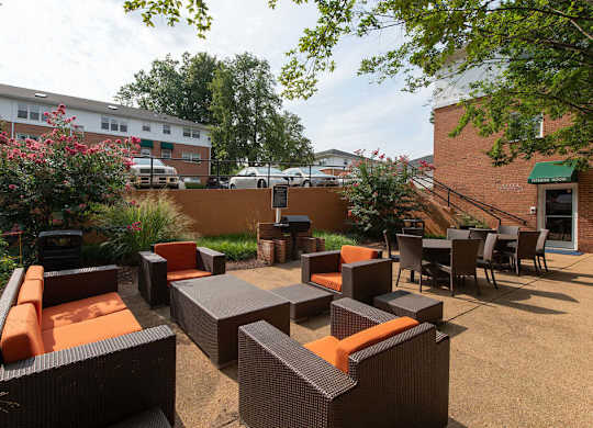 Outdoor Resident Lounge at Park Georgetown Apartments, Virginia