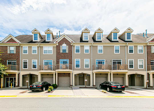 Large apartment exterior view at Woodland Park, Herndon, 20171