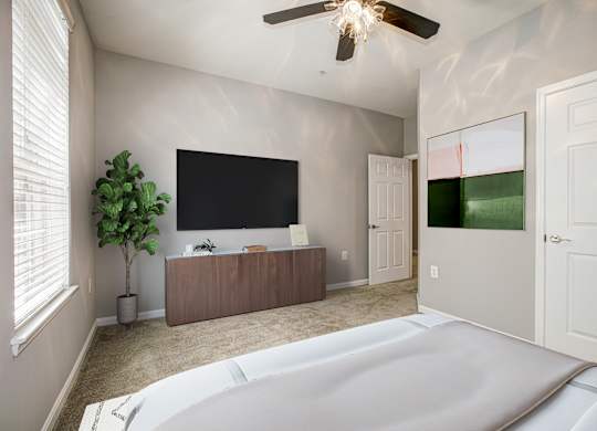 Bedroom with Tv at Woodland Park, Herndon, Virginia