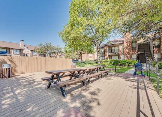 Picnic area with grills at Bardin Oaks Apartments, Arlington, 76018
