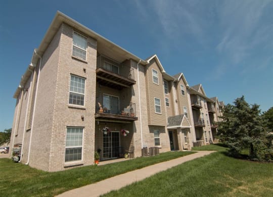 Exterior view of Eagle Run Apartments in Omaha NE