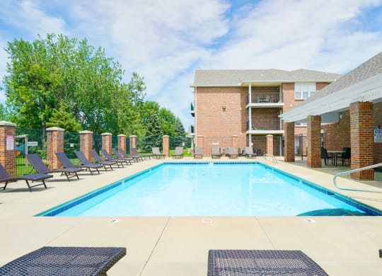 the swimming pool at Williamsburg Park Apartments