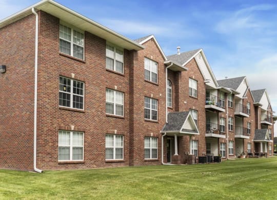 Exterior view of Williamsburg Park Apartments