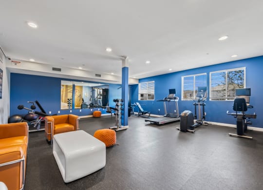 the gym at the landing at pullman apartments in pullman