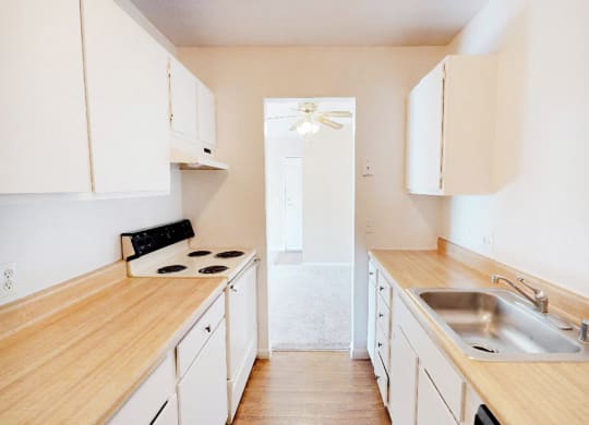 Well Equipped Kitchen at Crown Crossing Apartments, Amelia, 45102