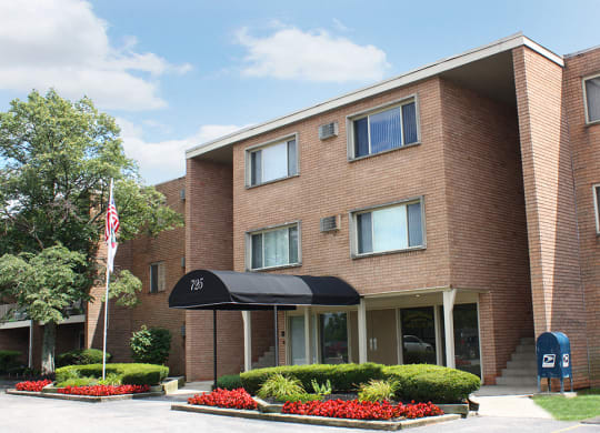 Building exterior at Crown Pointe Apartments, Covington, KY