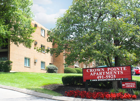 Sign at Crown Pointe Apartments, Covington, Kentucky