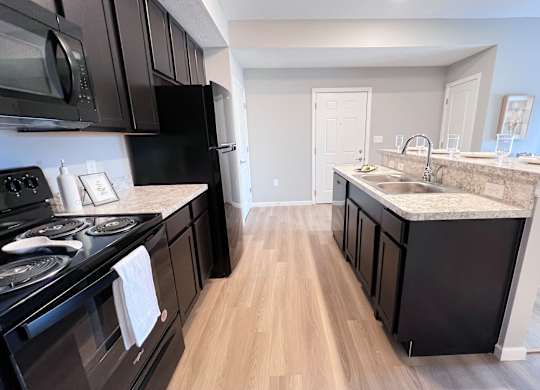 Kitchen with Oven at Hebron Station Apartments, Kentucky, 41048