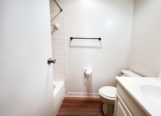 bathroom at Hunter Ridge Apartments, Ohio, 45244