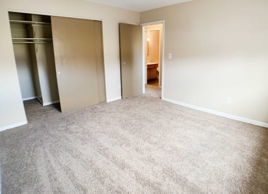 Bedroom unfurnished at Sharondale Woods Apartments, Cincinnati, OH, 45241