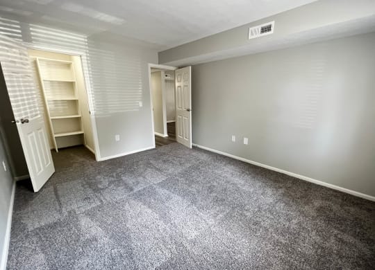 Room area at Deercross Apartments, Cincinnati, 45236