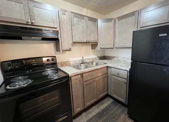 Fully Equipped Kitchen at Forest Creek Apartments, Middletown, 45044