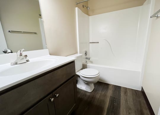 Bathroom With Bathtub at Forest Creek Apartments, Middletown