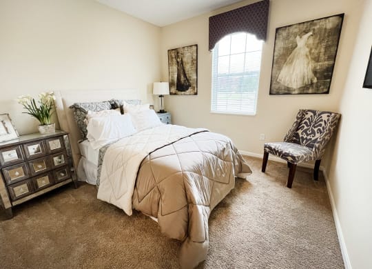 the preserve at ballantyne commons bedroom with bed and chair at Residences at Northgate Crossing, Ohio, 43235