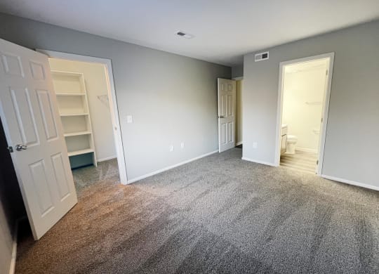 Room with wooden flooring at Deercross Apartments, Ohio, 45236