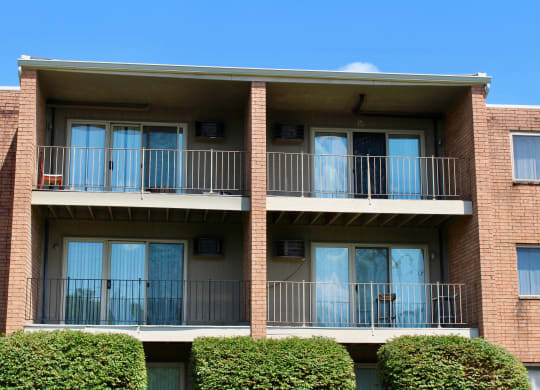 Building front view at Crown Pointe Apartments, Covington, KY