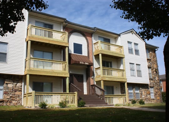 Property Exterior at Knobs Pointe Apartments, New Albany, IN