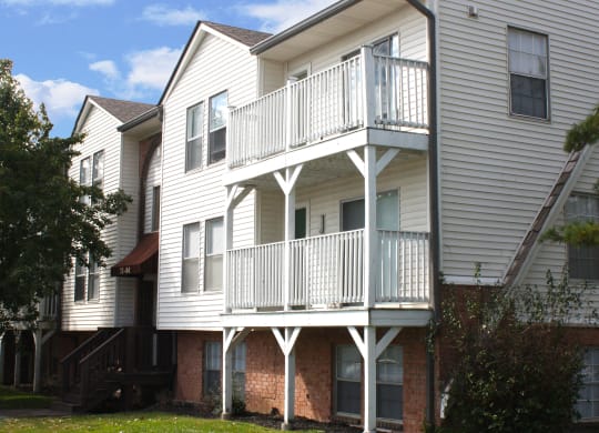 Property Exterior at Knobs Pointe Apartments, New Albany, IN, 47150