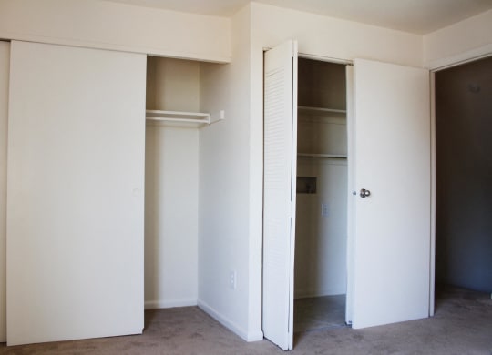 Bedroom with closet and bathroom at Miamisburg by the Mall, Ohio