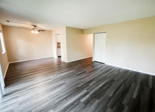 an empty living room with a ceiling fan  at Hunter's Creek Apartments, Cincinnati, 45242