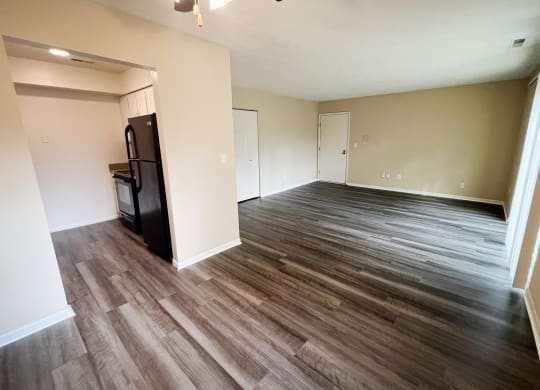 an empty living room with a hardwood floor  at Hunter's Creek Apartments, Cincinnati, OH, 45242