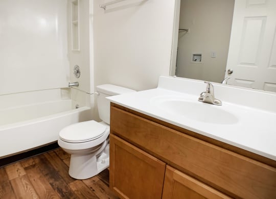 Bathroom at Wyndemere Apartments, Franklin, 45005