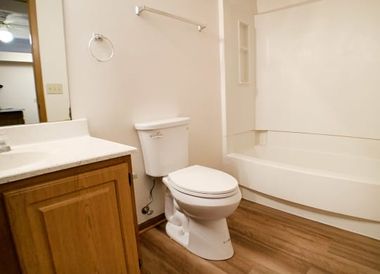 Bathroom With Bathtub at Wyndemere Apartments, Franklin, 45005