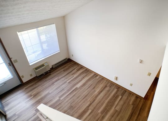 Living Area With Loft at Wyndemere Apartments, Franklin, OH