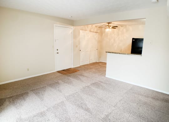 Living Room at Forest Creek Apartments, Middletown, OH, 45044