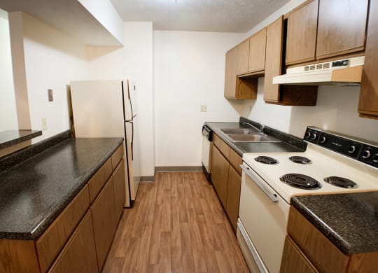 Fully Furnished Kitchen at Forest Creek Apartments, Middletown, 45044