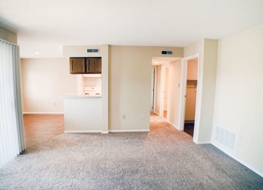 Living room area at Deercross Apartments, Cincinnati, OH