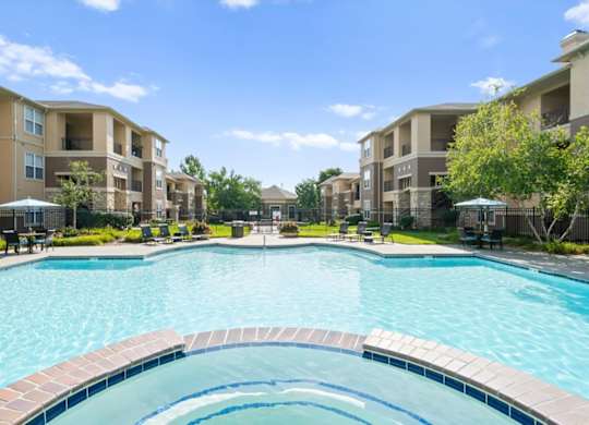 Large Swimming Pool at Stonepost Lakeside Apartment Homes, Olathe, KS
