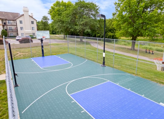 the basketball court at the whispering winds apartments in pearland, tx