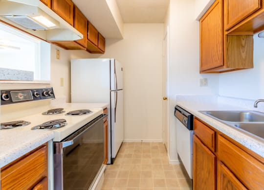 Kitchen appliances1 at Coventry Oaks Apartments, Kansas, 66214