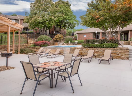 Dining outside at Coventry Oaks Apartments, Overland Park