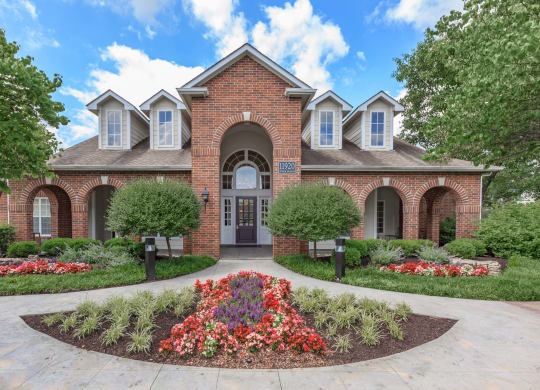 Building exterior view at Creekside Apartments, Overland Park, KS, 66213