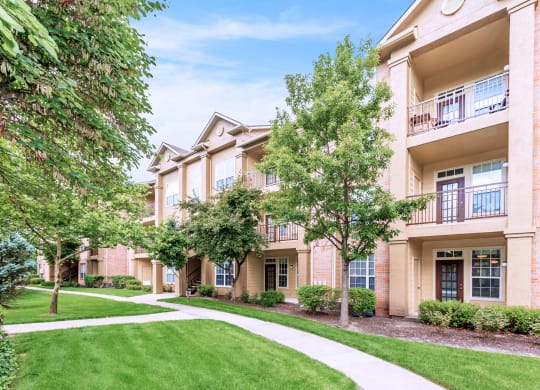 Exterior View at Crowne Chase Apartment Homes, Overland Park, KS